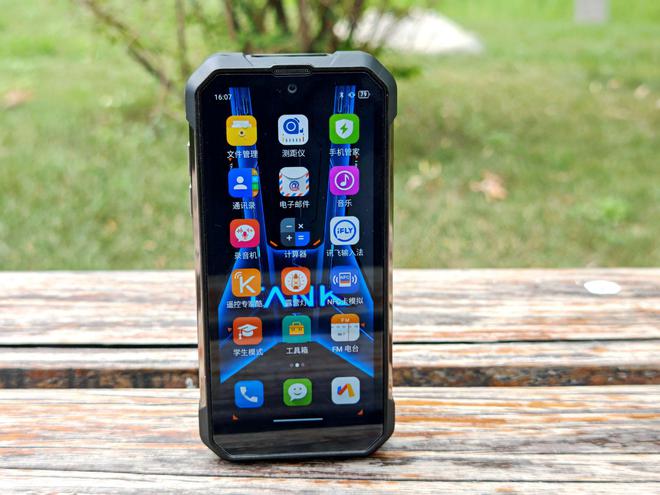 天博：都2024年了！还有巴掌大手机43寸小屏比iPhone4都小支持三防(图2)