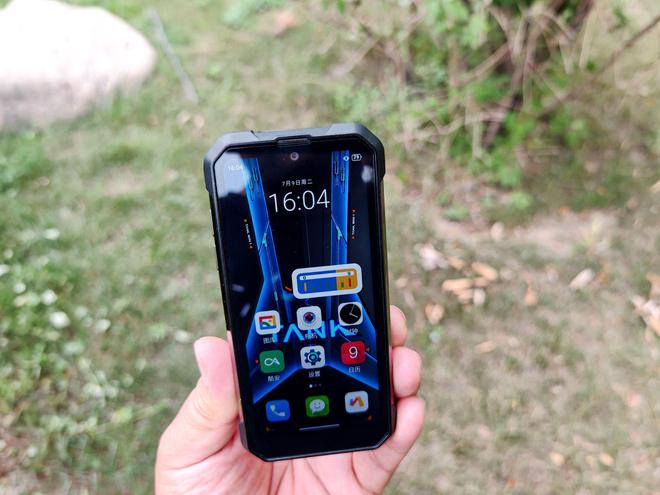 天博：都2024年了！还有巴掌大手机43寸小屏比iPhone4都小支持三防(图3)