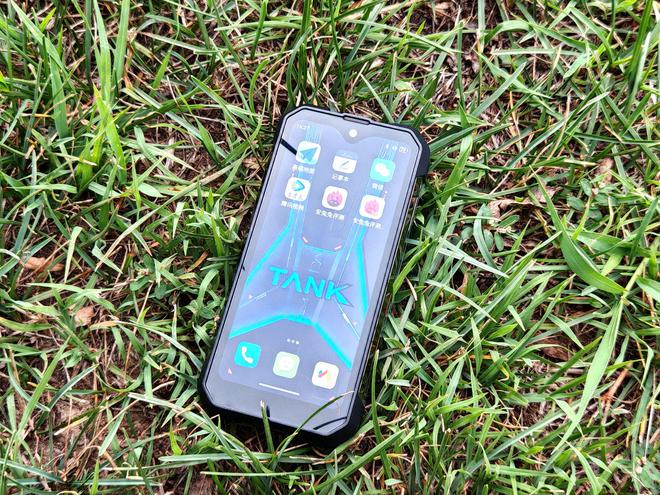 天博：都2024年了！还有巴掌大手机43寸小屏比iPhone4都小支持三防(图4)