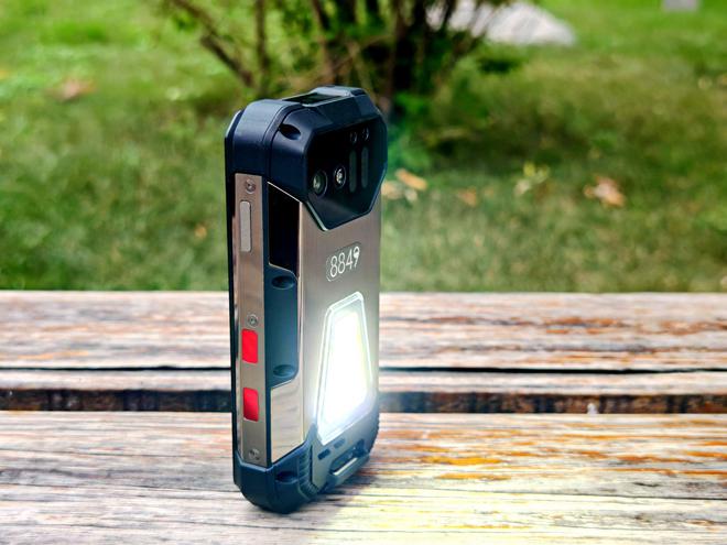 天博：都2024年了！还有巴掌大手机43寸小屏比iPhone4都小支持三防(图8)