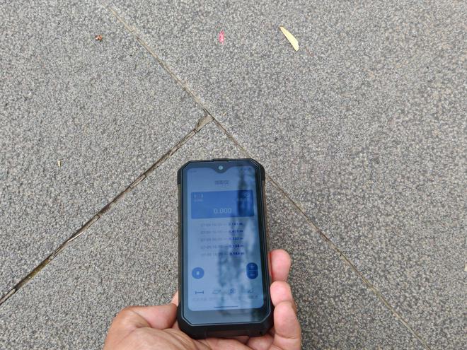 天博：都2024年了！还有巴掌大手机43寸小屏比iPhone4都小支持三防(图13)