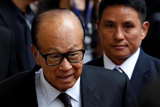 97岁李嘉诚近况：如今他最担心的不是自己的结局而是2个儿子(图13)