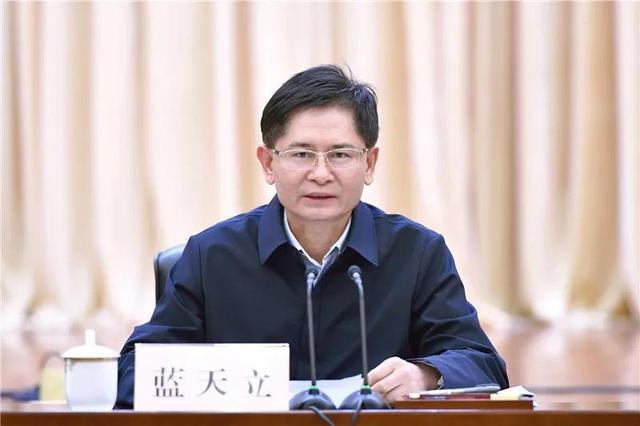 中央委员任上被查！上周23人落马9人被处分59岁“老虎”被判无期两“虎”被逮捕(图1)