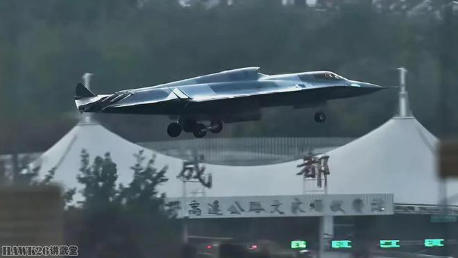 海外谈中国：第六代战斗机最新图像曝光 仍有神秘飞行物“泄密”(图1)