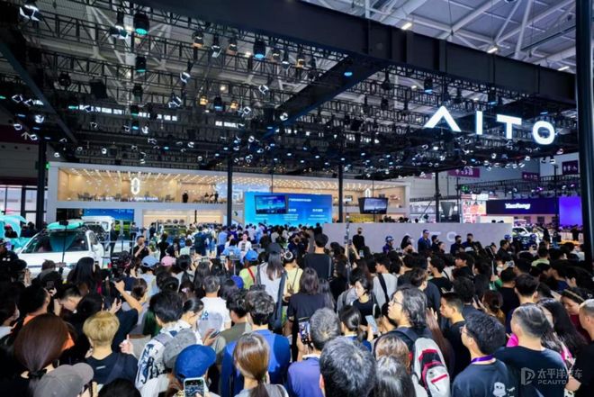 2025粤港澳车展:问界携全系车型亮相 问界M8五月交付量将破万(图7)