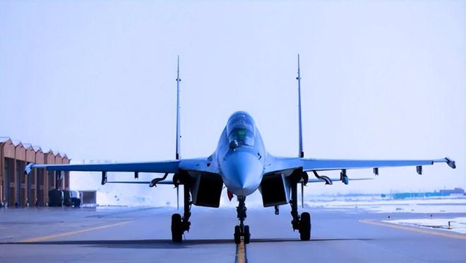 央视曝光10秒视频:两架歼16战机紧急升空成功摧毁敌方隐身战机(图5)