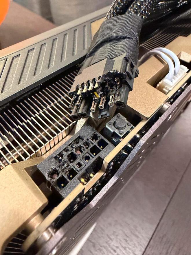 面目全非惨不忍睹！史上“最严重”RTX 5090显卡熔化案例曝光(图3)