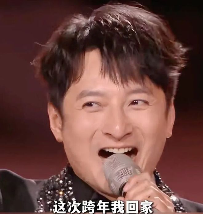 跨年晚会状况多：歌手跑调演员假唱主持人台下痛哭(图3)