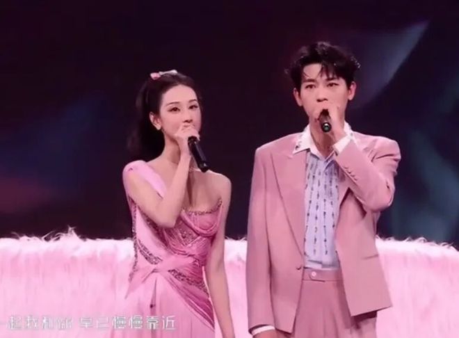 跨年晚会状况多：歌手跑调演员假唱主持人台下痛哭(图5)