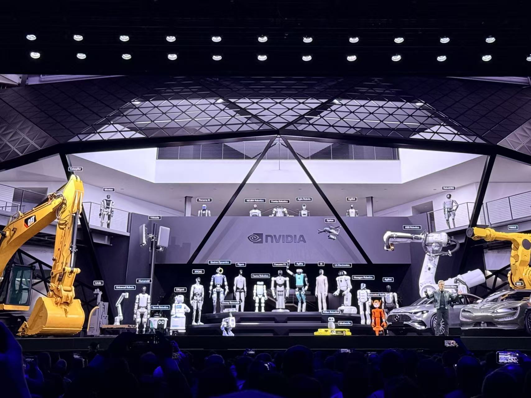 到明年赚它1万亿美元!黄仁勋撂狠话英伟达龙虾轰动全场Groq新芯片首发(图4)