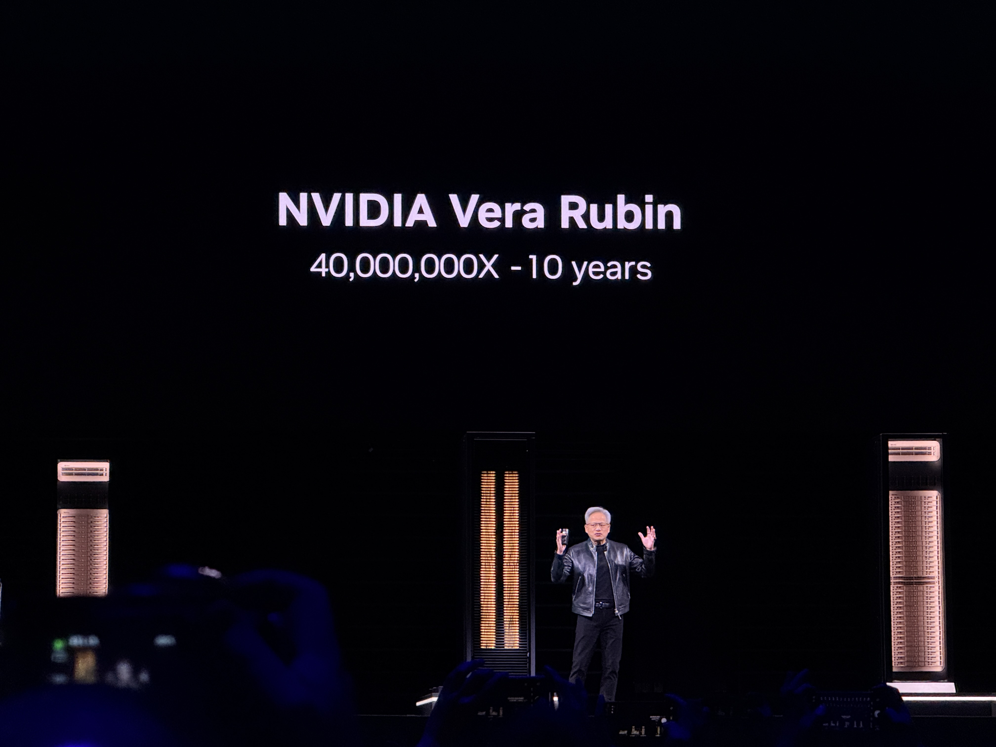 到明年赚它1万亿美元!黄仁勋撂狠话英伟达龙虾轰动全场Groq新芯片首发(图6)