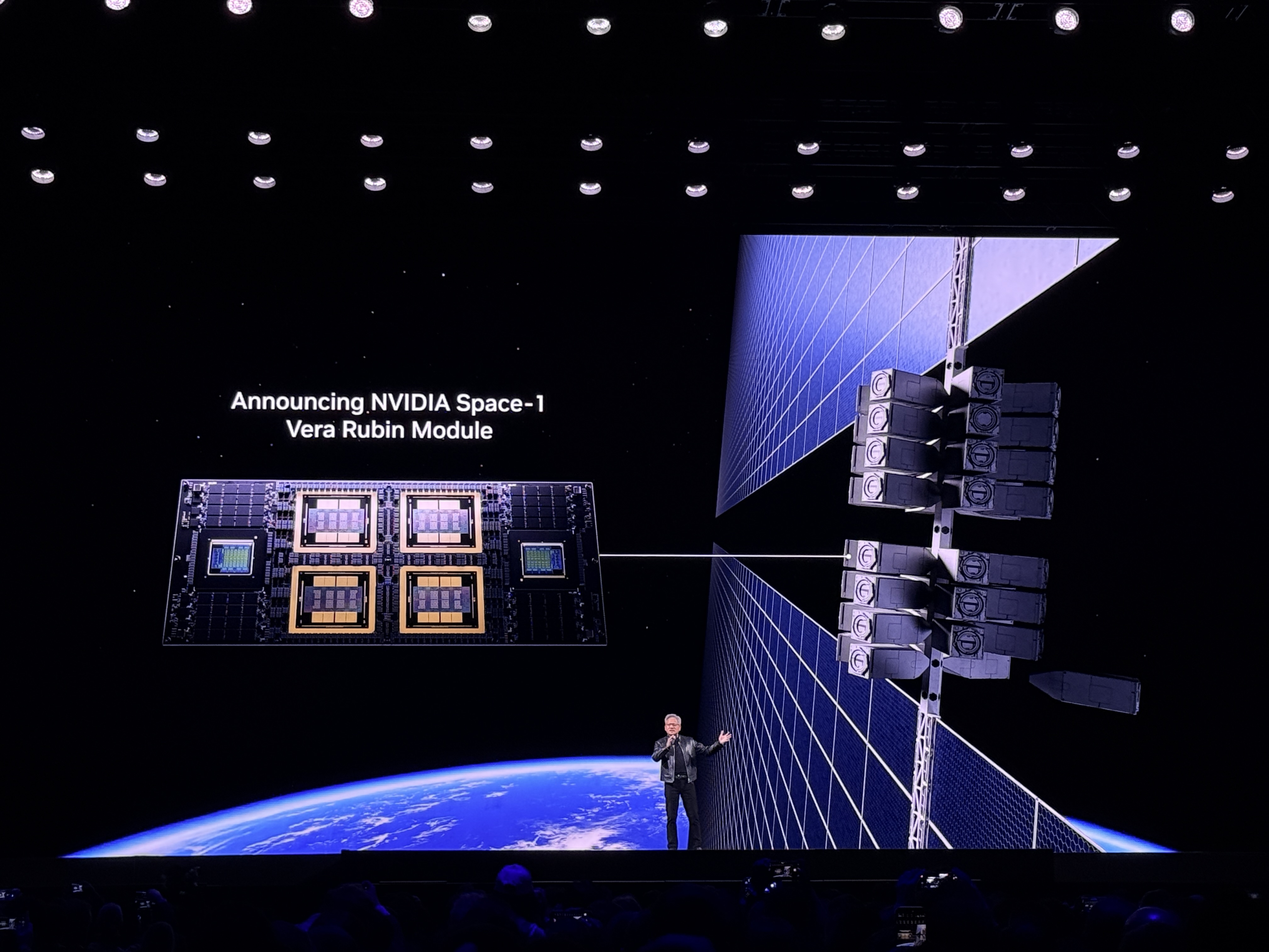 到明年赚它1万亿美元!黄仁勋撂狠话英伟达龙虾轰动全场Groq新芯片首发(图15)