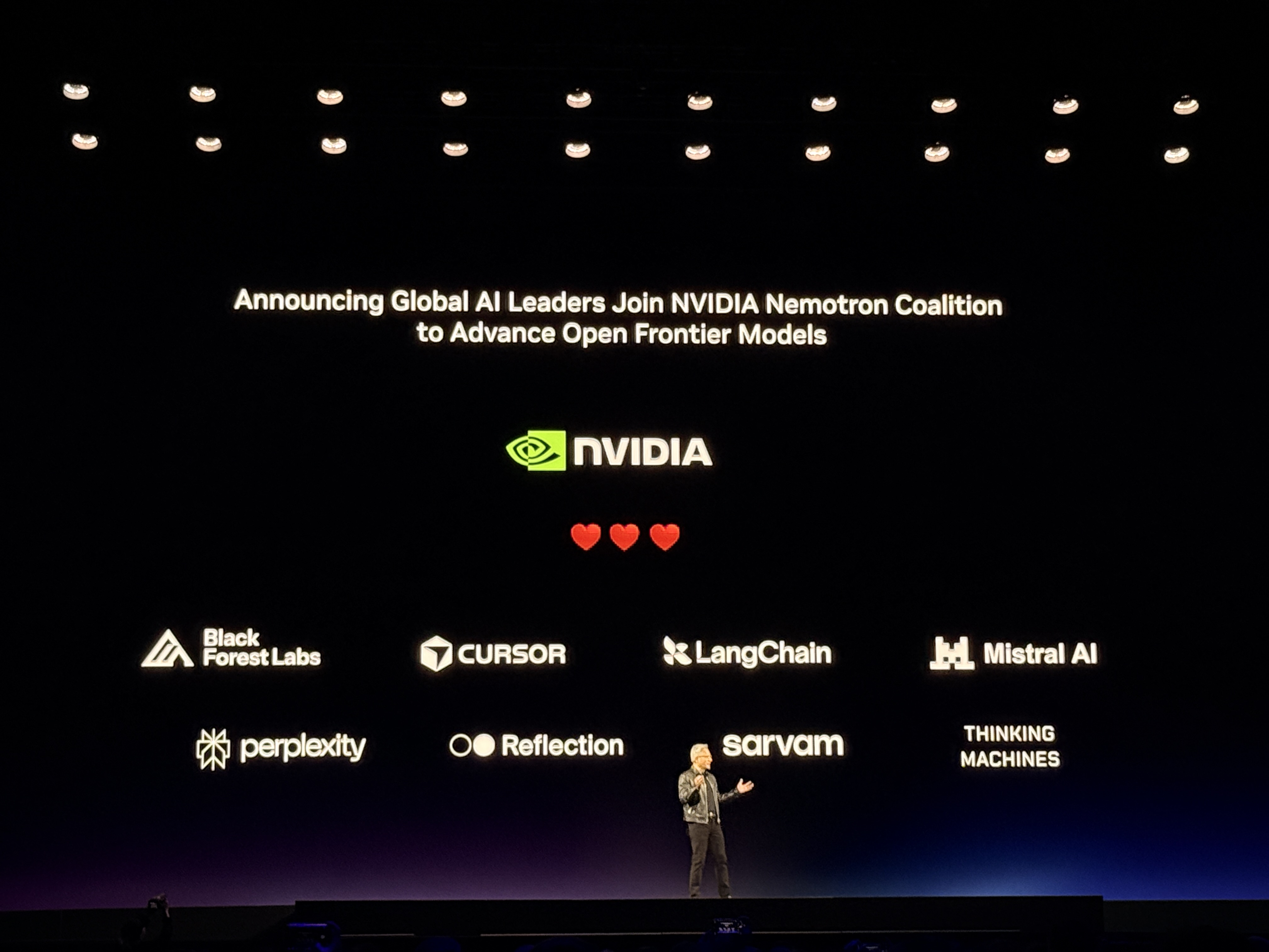 到明年赚它1万亿美元!黄仁勋撂狠话英伟达龙虾轰动全场Groq新芯片首发(图24)