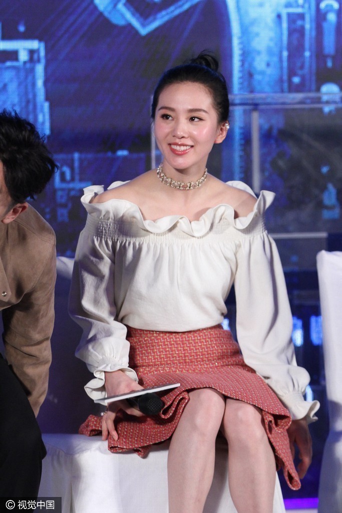 刘诗诗天鹅颈迷人秀美腿 穿超短裙险走光(图1)