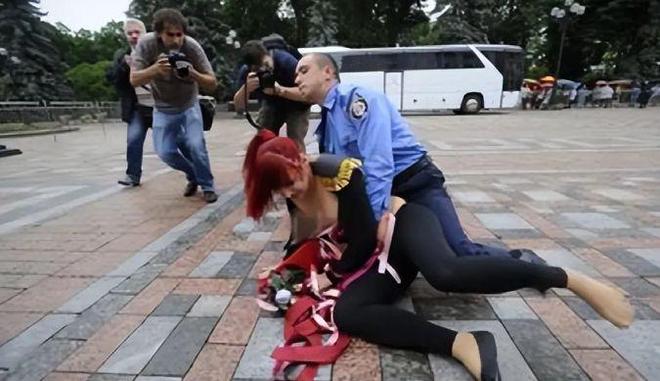 为什么乌克兰美女经常裸体抗议？看她们经历了什么你就明白了！(图1)