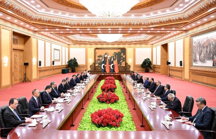 习近平会见巴基斯坦总理夏巴兹(图1)